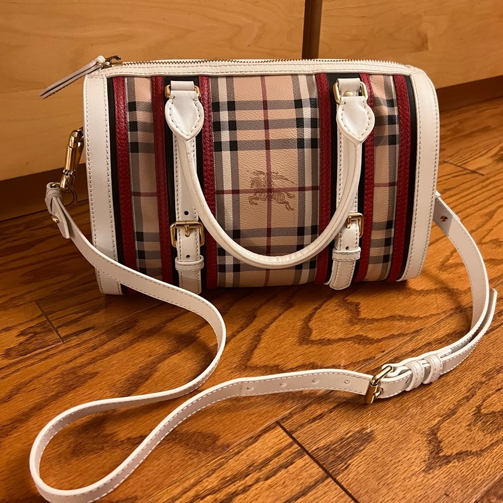 classic bag! Excellent condition. No scratches or stains